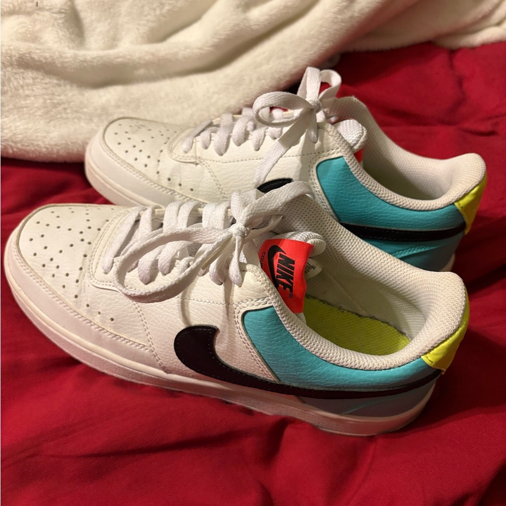 NIKE, SIZE 8.5